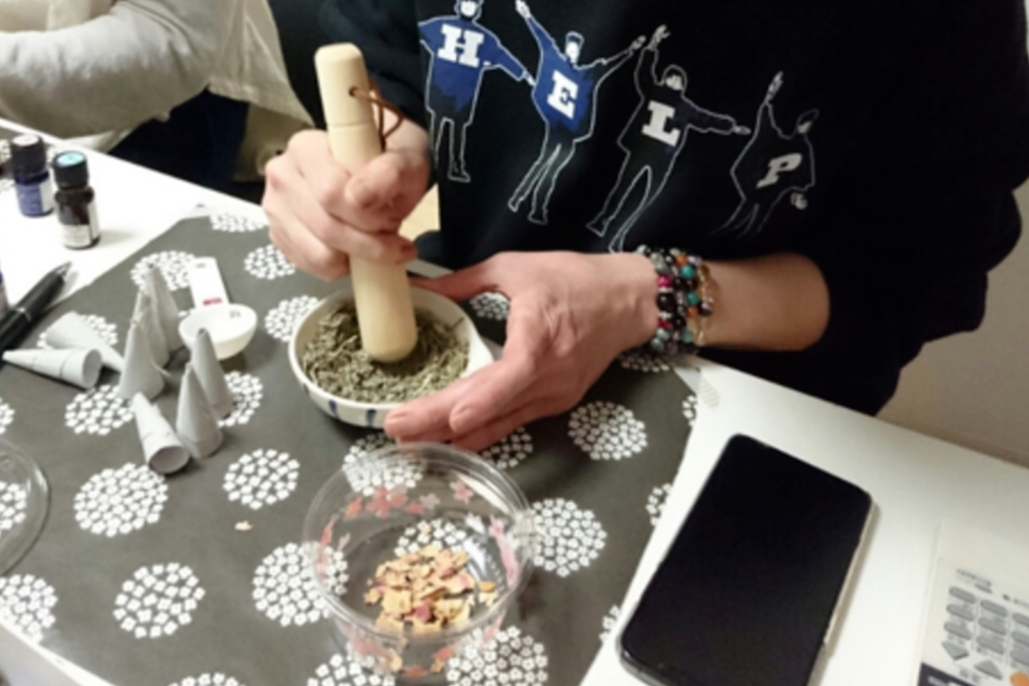 【鹿児島・霧島・料理教室】霧島の魔女と作るサンドアート風ハーブソルト作り！1個 写真3