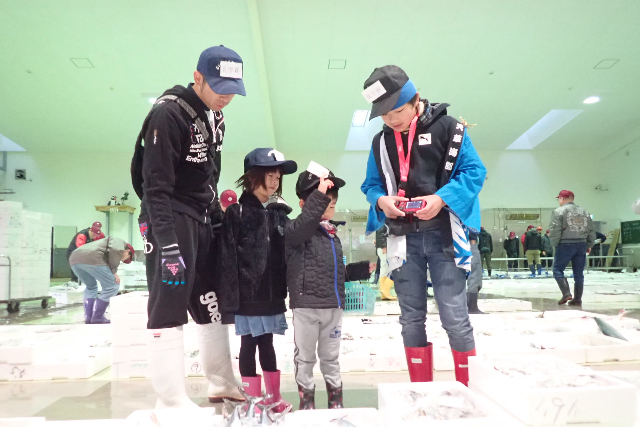【熊本・天草・魚市場】多種多様な魚介が集まる魚市場はまるで水族館！天草魚市場探検 写真3