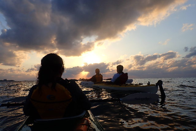 【沖縄・今帰仁・シーカヤック】海に沈む夕日を眺めよう！サンセットクルージング 写真4