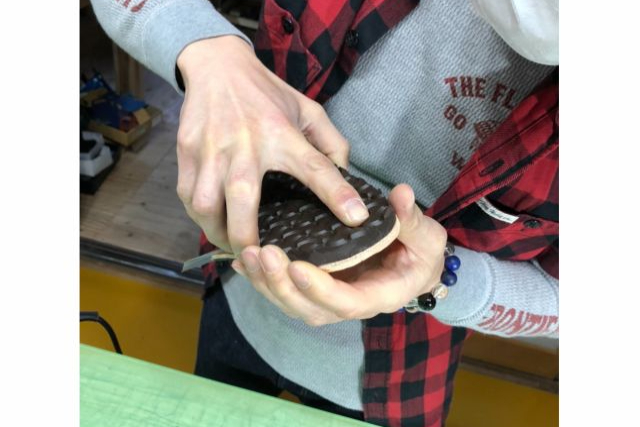 【長野・千曲・レザークラフト】味わいある一足を自分の手で作る！レザーサンダル1足 写真4