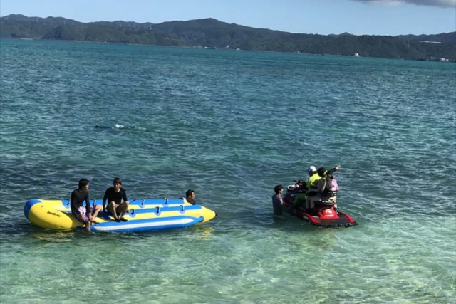 【沖縄・古宇利島・バナナボート】紺碧の海を満喫！バナナボートで古宇利島1周ツアー