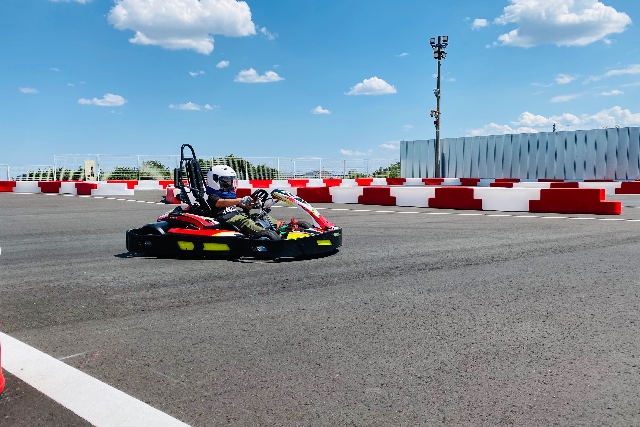 【群馬・前橋・レーシングカート】初心者でも楽しく走行できるお手軽レーサー体験！ 写真5