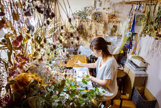 【鳥取県・鳥取市・ハーバリウム】あなたのセンスが光る！ハーバリウム体験（1本） 写真5