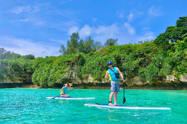 【沖縄・本部・SUP】透明なボードで遊ぼう！クリアSUP体験たっぷり60分コース 写真3