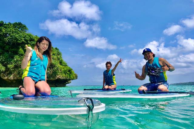 【沖縄・本部・SUP】透明なボードで遊ぼう！クリアSUP体験たっぷり60分コース 写真2