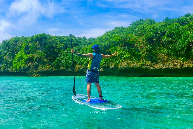 【沖縄・本部・SUP】透明なボードで遊ぼう！クリアSUP体験たっぷり60分コース 写真4