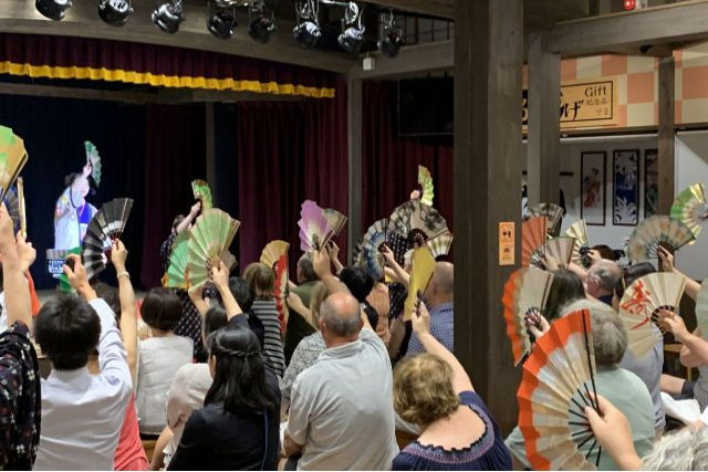 【岐阜・高山・伝統芸能】扇子を使った日本舞踊も体験！高山伝統芸能ライブショー 写真2