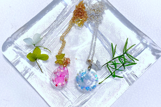 【神奈川・藤沢・手作りペンダント】レジンを使った華やかなペンダントトップ（1個） 写真5