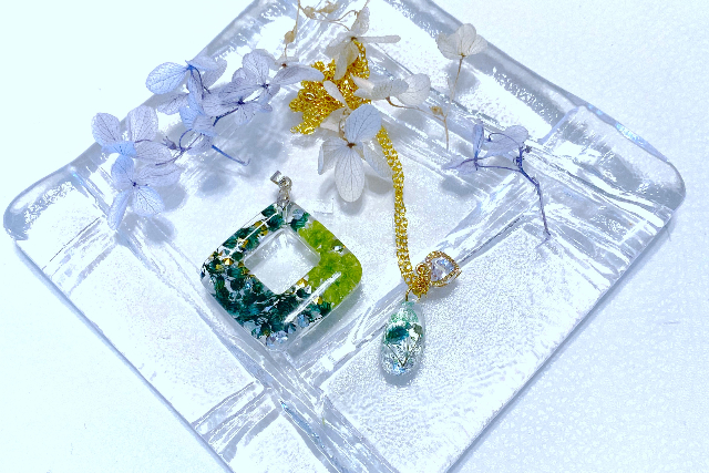 【神奈川・藤沢・手作りペンダント】レジンを使った華やかなペンダントトップ（1個） 写真2