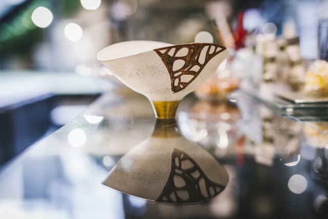 【東京・表参道・日本の伝統文化】器の接着から金撒きまでを体験。金継ぎ体験 写真4