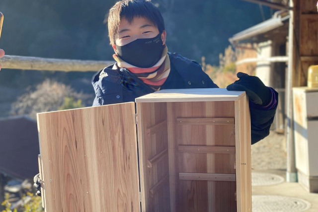 【三重・熊野・燻製器づくり】世界に1つしかない木製燻製器を手作り！熊野杉で燻製器作り＆燻し体験 写真5