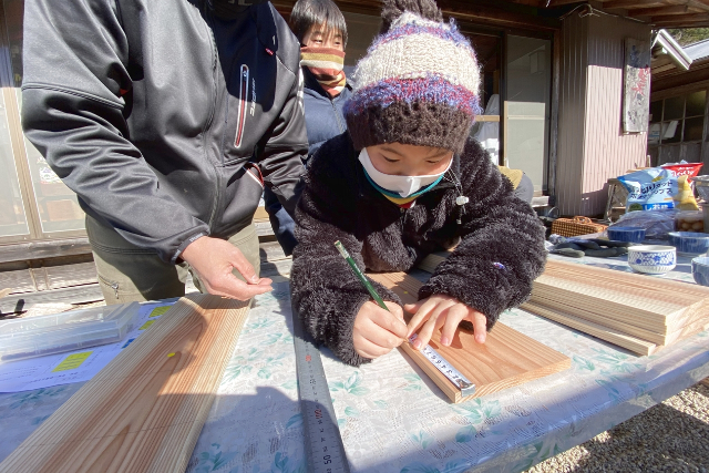 【三重・熊野・燻製器づくり】世界に1つしかない木製燻製器を手作り！熊野杉で燻製器作り＆燻し体験 写真4