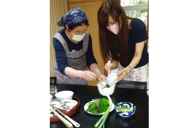 【群馬・上野村・田舎料理教室】名物女将が教える地元食材を使ったおやき作り体験！夕食には猪豚鍋付きの宿泊プラン 写真3