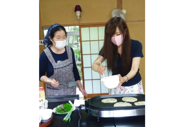 【群馬・上野村・田舎料理教室】名物女将が教える地元食材を使ったおやき作り体験！夕食には猪豚鍋付きの宿泊プラン 写真4