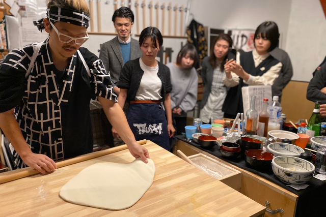 【東京・浅草・手作りうどん】プロが伝授！初心者OKの本格うどん打ち体験 写真4