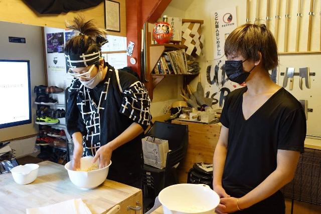 【東京・浅草・手作りうどん】プロが伝授！初心者OKの本格うどん打ち体験 写真3