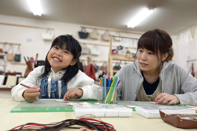 【山形・南陽・レザークラフト】小さなお子様も楽しめる！老舗靴屋さんで革チャームワークショップ 写真4