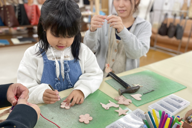 【山形・南陽・レザークラフト】小さなお子様も楽しめる！老舗靴屋さんで革チャームワークショップ 写真6