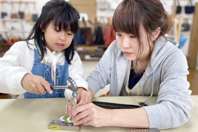 【山形・南陽・レザークラフト】 革の色の組み合わせ自由！いもむしキーホルダーワークショップ 写真5