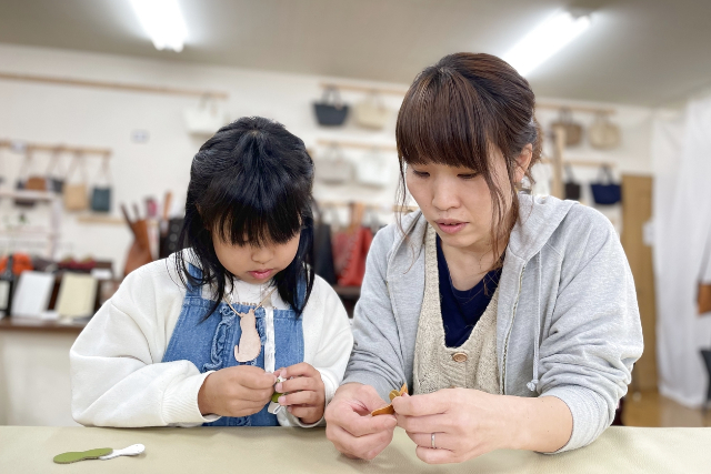 【山形・南陽・レザークラフト】 革の色の組み合わせ自由！いもむしキーホルダーワークショップ 写真4