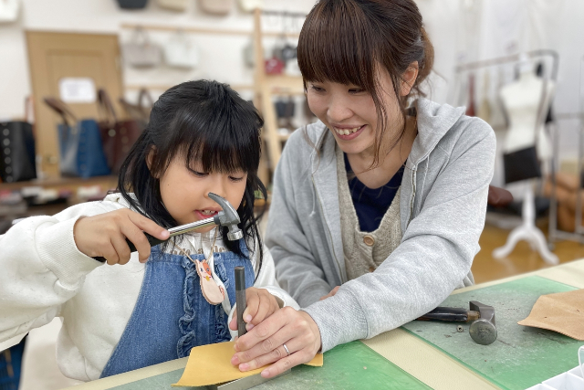 【山形・南陽・レザークラフト】革の種類と色が自由に選べる！さんかくコインケースワークショップ 写真8