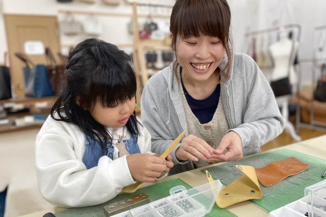 【山形・南陽・レザークラフト】革の種類と色が自由に選べる！さんかくコインケースワークショップ 写真7
