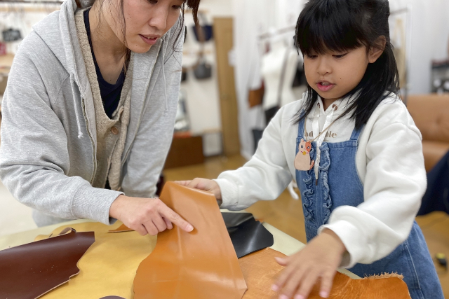 【山形・南陽・レザークラフト】革の種類と色が自由に選べる！さんかくコインケースワークショップ 写真2