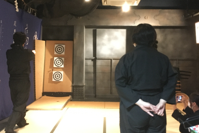 【東京・浅草・忍者】忍者衣装に着替えて、いざ勝負！手裏剣体験（MIDDLE） 写真5